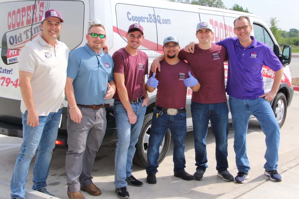 BcsHeb's tweet photo. Thank you to our friends @coopersbbqaggieland for helping to feed our partners today! H-E-B supports restaurants too! We are here to help you during this time and so are they...#CoronaWho #HEBPartner #IWork4HEB #HEBofBCS #FeedingBCS #TexansHelpingTexans https://t.co/oyJnS57LLr