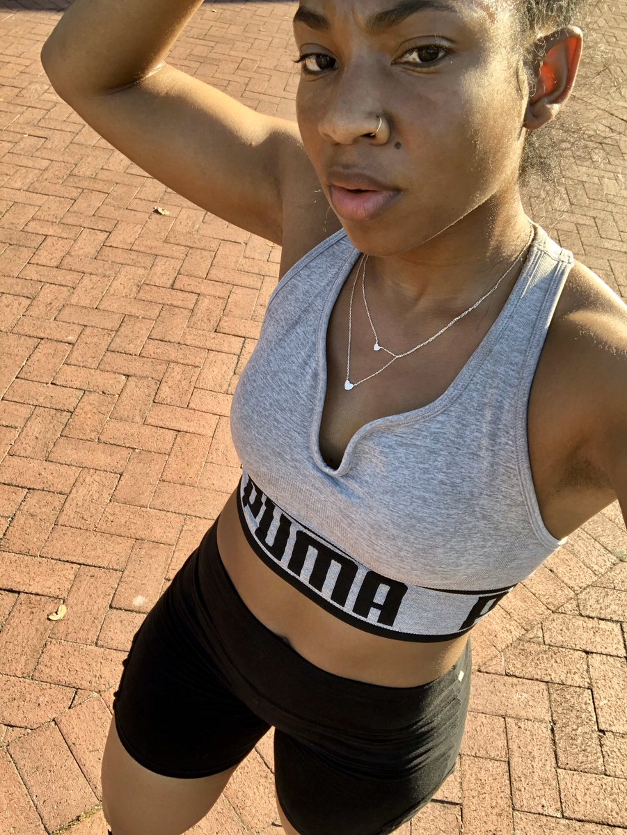 theylike_BRI's tweet photo. Can’t let this quarantine get in the way 😎 #outsideworkouts https://t.co/yjJmlcOU7c
