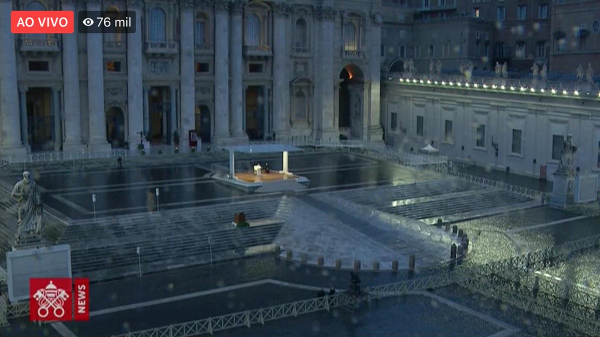 heyjude29_'s tweet photo. "Ninguém se salva sozinho"
Disse agora o Papa Francisco durante a bênção "URBI ET URBI".

É de ficar angustiada e cortar o coração ver a Praça de São Pedro assim. E ele solitário. 
Nunca vivenciei algo tão forte. https://t.co/oFdus8MRpV