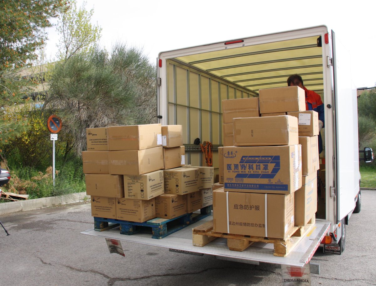 JCCMCuenca's tweet image. Hoy @cuencasanidad recibe 4.000 mascarillas quirúrgicas, 2.500 mascarillas FPP1, 1.000 mascarillas FPP2, 300 mascarillas FPP3, 100 monos impermeables, 1.020 batas aislamiento, 50 unidades de solución hidroalcohólica, 100 delantales con mangas y 700 pantallas.