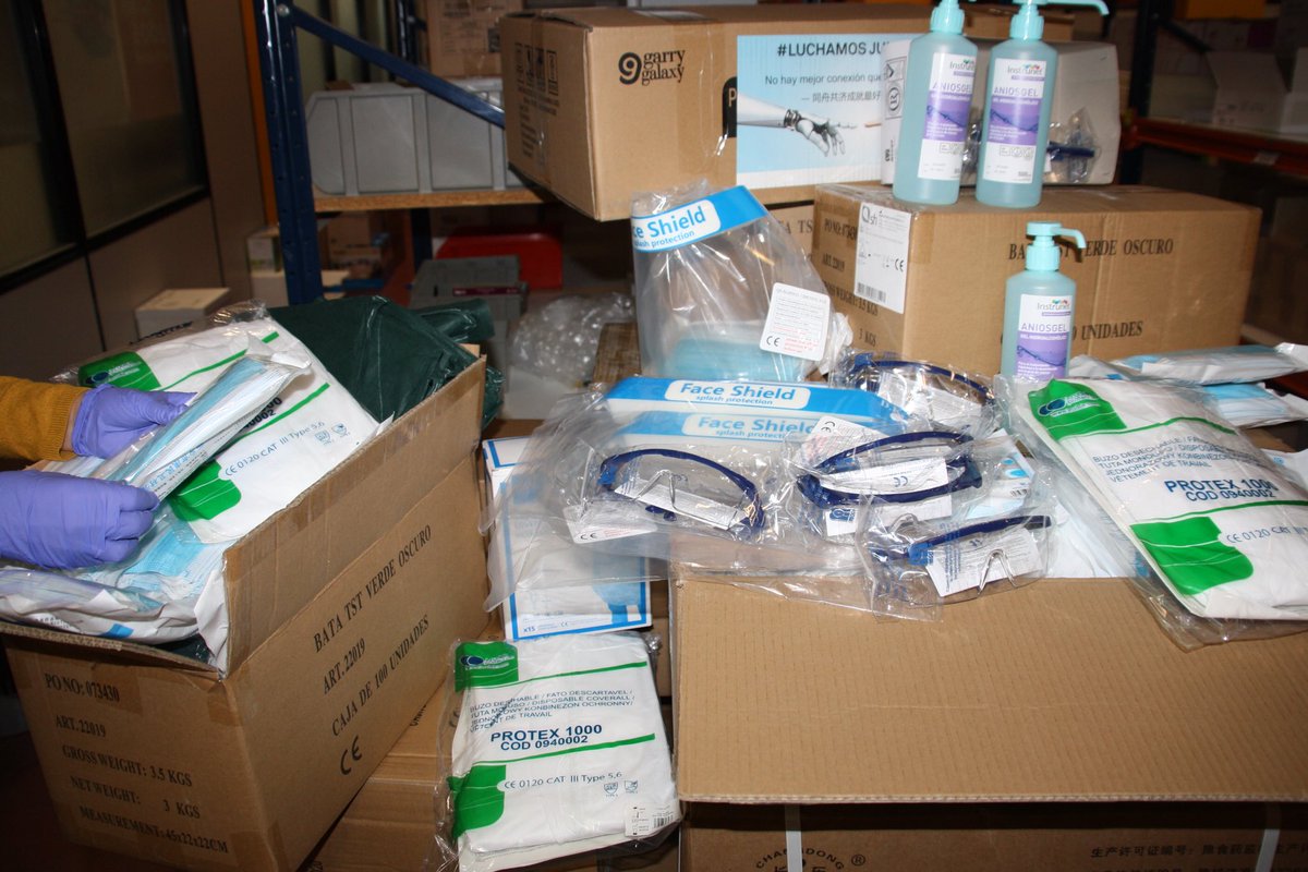 JCCMCuenca's tweet image. Hoy @cuencasanidad recibe 4.000 mascarillas quirúrgicas, 2.500 mascarillas FPP1, 1.000 mascarillas FPP2, 300 mascarillas FPP3, 100 monos impermeables, 1.020 batas aislamiento, 50 unidades de solución hidroalcohólica, 100 delantales con mangas y 700 pantallas.