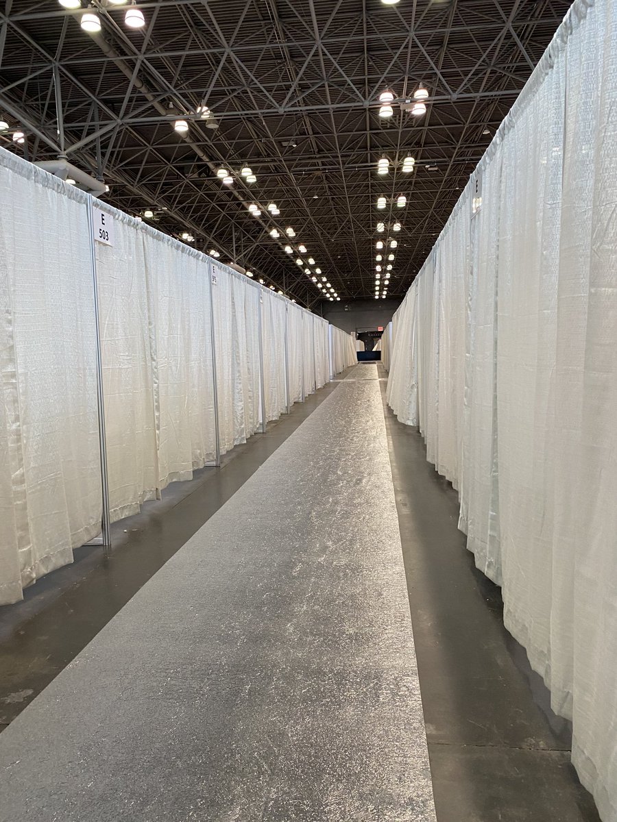 Sarah_Boxer's tweet image. The seemingly miles of beds being set up at Javits. It is absolutely unreal to see what the National Guard &amp;amp; first responders have put together here in just days.