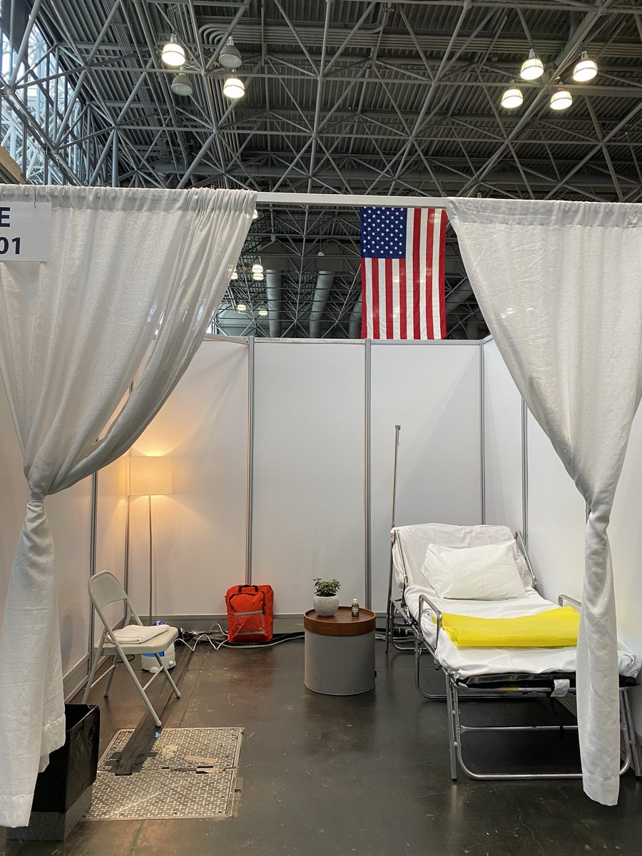 Sarah_Boxer's tweet image. The seemingly miles of beds being set up at Javits. It is absolutely unreal to see what the National Guard &amp;amp; first responders have put together here in just days.