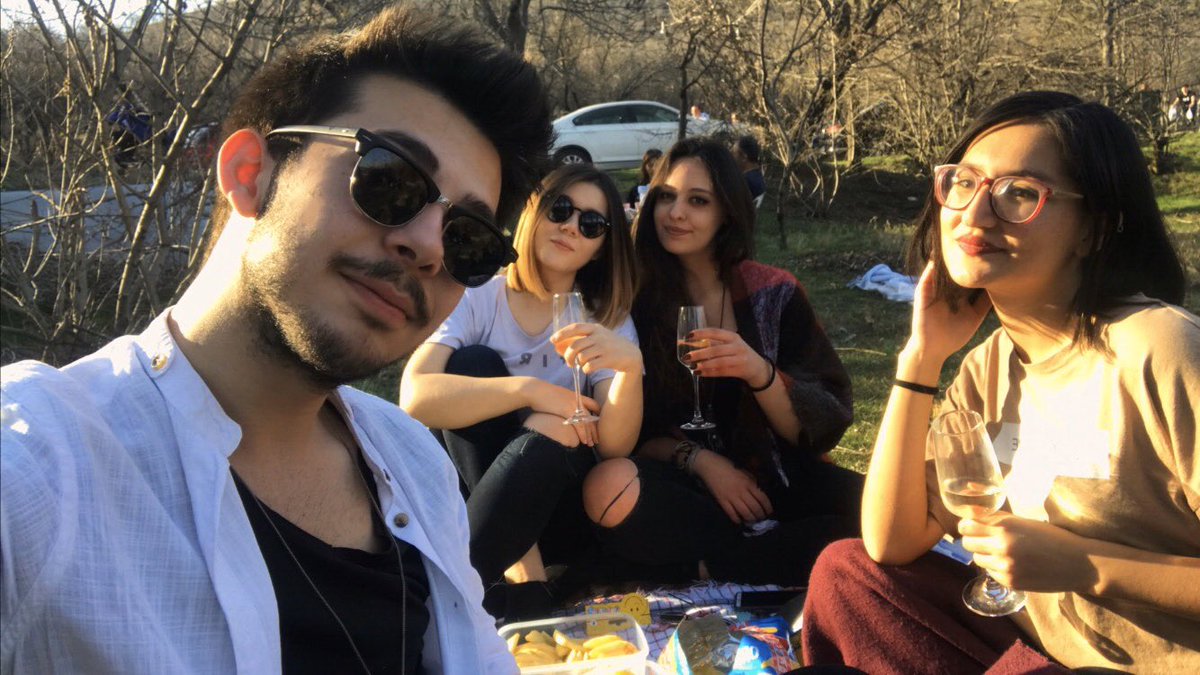 kgngms's tweet photo. Saat 21.00’da aşağıda gördüğünüz dörtlü MEZUNİYET TÖRENİ YAPACAK whatsappta. 5 fava tüm rezilliğimizi paylaşırım. 

dipnot: şuan elbise seçiyorlar hahshsjdjdfjjfkcfk https://t.co/DoavvcI8r1