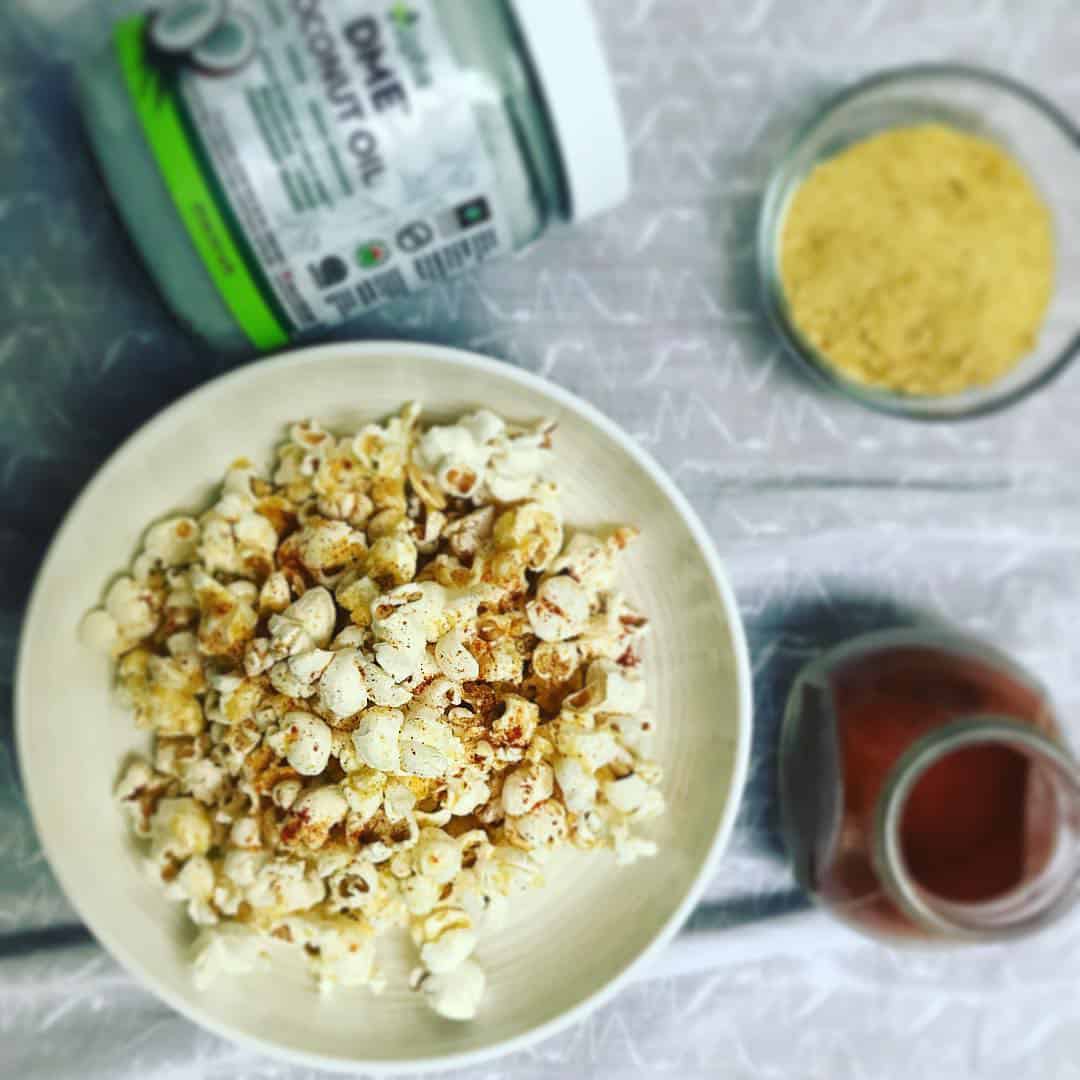 AlphaFats's tweet image. Are the days feeling long and you need a break? Put on your favourite movie and make homemade popcorn with Alpha’s coconut oil.
Ingredients
- 2 tbsp nutritional yeast
- Pinch of Cayenne pepper (to taste)
- 2 tbsp of coconut oil
- Popcorn kernels
Directions
alphahealth.ca/recipes/homema…