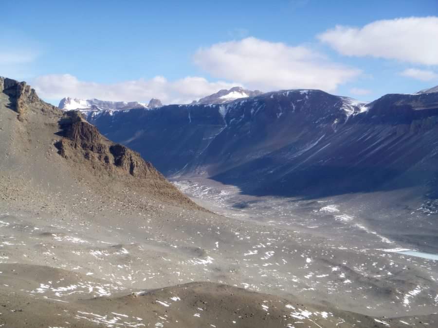 Shann0nMars's tweet photo. Day 5 of #7DaysOfFieldwork - went to Antarctica to assist @colddirt, @ErroneousTholus and Kelly Hughes in studies ranging from mapping buried ice, collecting salt encrusted soil samples, and setting up time lapse cameras to record stream and pond changes! An amazing experience!😍 https://t.co/aobaQS6B7U