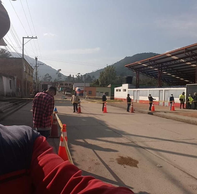 DanielSamperO's tweet photo. En Arcabuco,  Boyacá, y en Cachipay, Cundinamarca, la gente da ejemplo de buen comportamiento en el momento de guardar orden y distancia para hacer mercado: hay que resaltar los buenos ejemplos para que también se propaguen... felicitaciones a sus alcaldes. https://t.co/ITum0CavXv