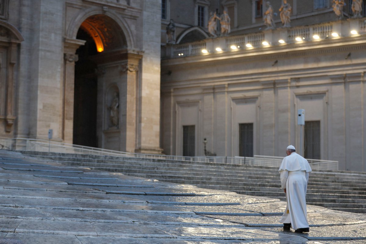 Num dia com novo recorde de mortos na itália (969), o Papa Francisco faz uma missa SOZINHO no Vaticano e perdoa os pecados de 1,3 Bilhões de católicos no mundo todo. Independente da religião de cada um, que momento único, e que imagens poderosas, pqp.