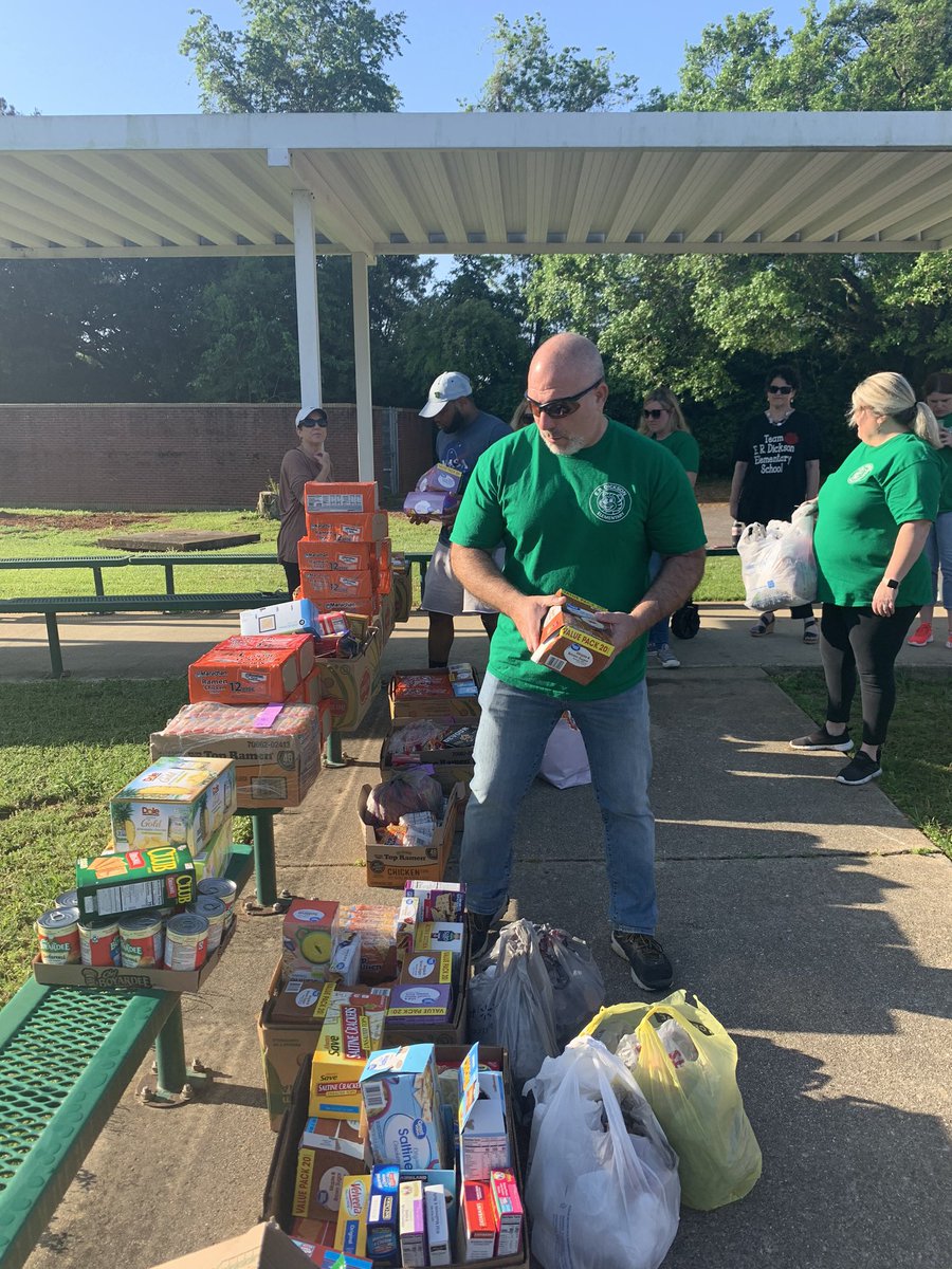 KinnEducates's tweet photo. Today #TeamDickson hosted a drive thru for food and school supplies for our parents @DicksonTigers. The response was great! We got a chance to see some of our babies! Thanks St. Ignatius Church. @MobilePublicSch @empowermcpss https://t.co/dwThhP3PPN