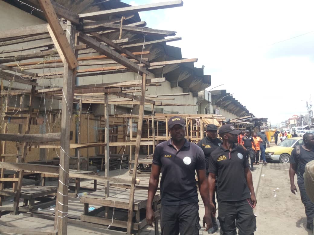 CRTV_web's tweet photo. Le Marché Central de #Douala était fermé ce vendredi pour besoin de désinfection. Le Maire de la Ville de Douala Roger Mbassa Ndine et le Maire de la commune de Douala 2, Denise Fampou étaient sur place pour soutenir cette action de lutte contre le #coronavirus https://t.co/VmGMNssUx9