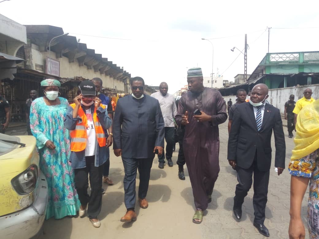 CRTV_web's tweet photo. Le Marché Central de #Douala était fermé ce vendredi pour besoin de désinfection. Le Maire de la Ville de Douala Roger Mbassa Ndine et le Maire de la commune de Douala 2, Denise Fampou étaient sur place pour soutenir cette action de lutte contre le #coronavirus https://t.co/VmGMNssUx9