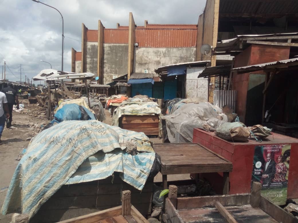 CRTV_web's tweet photo. Le Marché Central de #Douala était fermé ce vendredi pour besoin de désinfection. Le Maire de la Ville de Douala Roger Mbassa Ndine et le Maire de la commune de Douala 2, Denise Fampou étaient sur place pour soutenir cette action de lutte contre le #coronavirus https://t.co/VmGMNssUx9