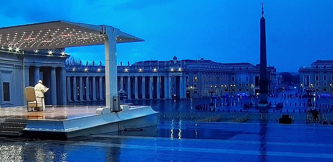 La bendición del Papa Francisco, la lluvia, y una plaza vacía. Muy fuerte esta imagen.