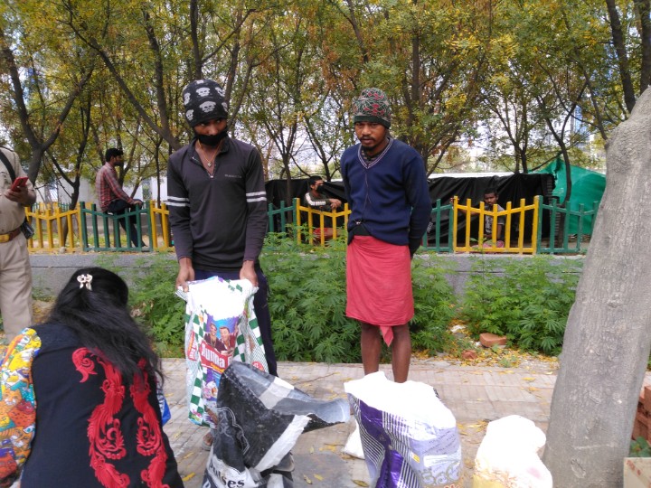 anupkumarsinha's tweet photo. In the past four days we have been successfull in providing ration to over 250 families of migrant labourers and daily wagers in #NOIDA. Stopped them from going elsewhere.
#MealFirst #underthetree #COVID19 #lockdown https://t.co/3vIX2SzHWy