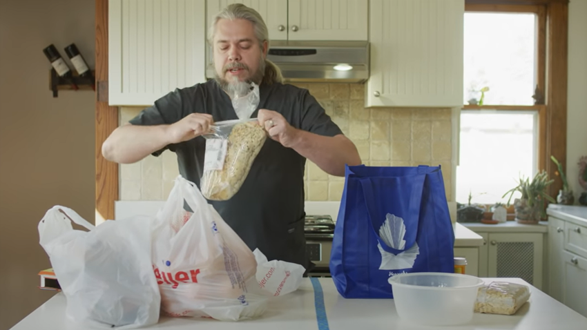 nbcchicago's tweet photo. Michigan Doctor Shows How to Clean Groceries, Takeout and Delivery Orders https://t.co/HqWqjOSPNM https://t.co/szRE3iiAfO