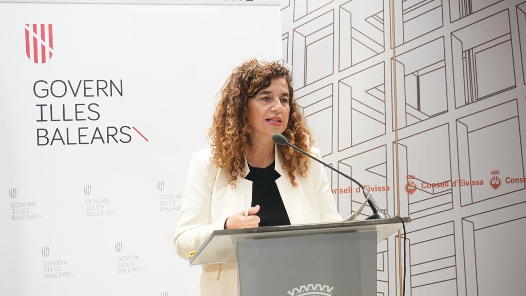 PresidenciaGOIB's tweet photo. L'@ib_dona ha habilitat aquesta nova via de comunicació amb les víctimes de violència masclista que entrarà en funcionament demà dissabte. Ho ha anunciat avui la portaveu @pilarcosta després del consell de govern: https://t.co/lzmL5yeFpS
@DuranFebrer https://t.co/vCzBSxACuh