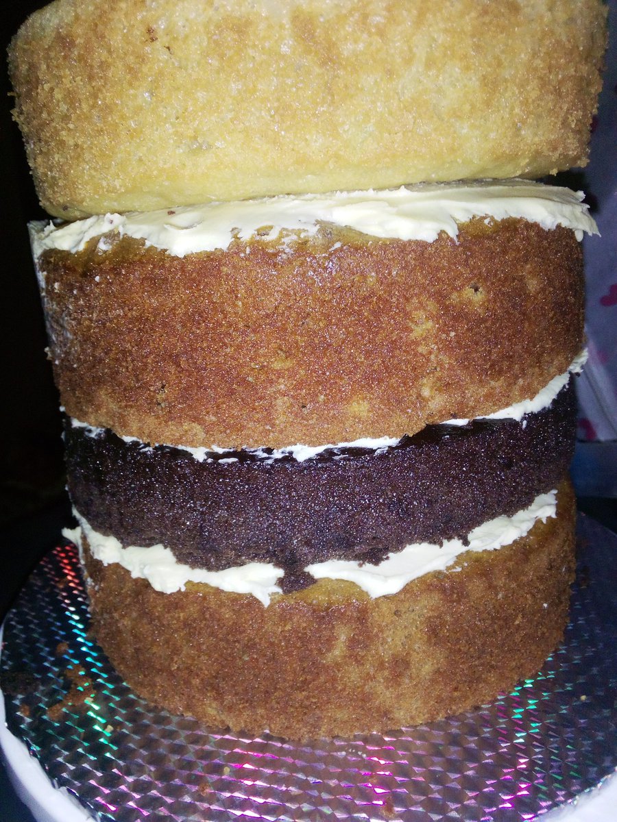 pearlsoven's tweet photo. Anyone who guesses correctly the height and flavors of this cake,get a pouch of Pearlsoven chinchin for free for the weekend. #weekendworkflow https://t.co/4Cft8cOQy4