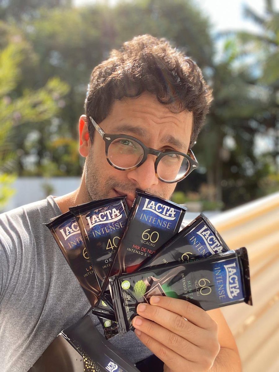 RainerCadete's tweet photo. Não me dê biscoitos, me dê chocolates. ❤️ Obrigado @Lacta por deixar essa quarentena mais gostosa de alguma forma. #LactaIntense https://t.co/vI3t14Tala