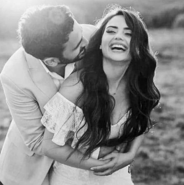 قالو :مابكِ تبدينَ مُزهرةً ....لمْ أخبرُهم بانكَ السبب.