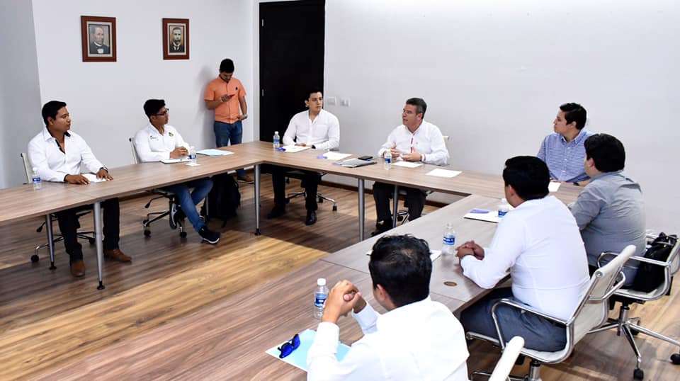 SoyCACHAC's tweet photo. El Colegio de Arquitectos Chiapanecos A C que preside el Arq Hermilo Bedrán presentes a través del Arq. Luis Daniel Monclova, Coordinador de @JovenesCachac en la reunión con el Lic. Ismael Brito Mazariegos, Secretario General de Gobierno, trabajando para beneficio del Estado https://t.co/3B83P4Ae21