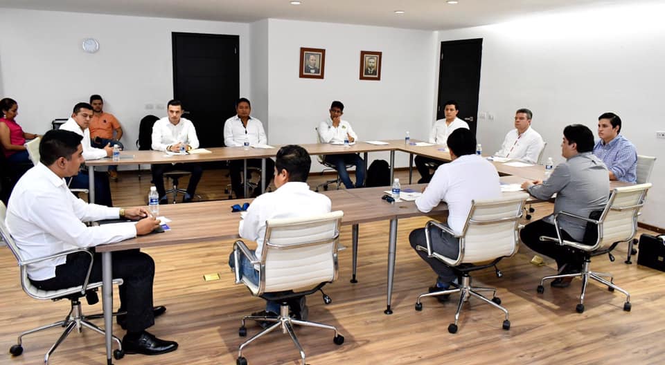 SoyCACHAC's tweet photo. El Colegio de Arquitectos Chiapanecos A C que preside el Arq Hermilo Bedrán presentes a través del Arq. Luis Daniel Monclova, Coordinador de @JovenesCachac en la reunión con el Lic. Ismael Brito Mazariegos, Secretario General de Gobierno, trabajando para beneficio del Estado https://t.co/3B83P4Ae21