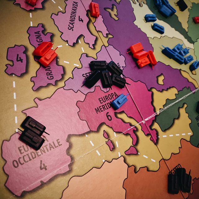 Fred_vr's tweet photo. Games people play #vsco #vscocam #vscoitaly #boardgames #risiko #quarantine #family #familytime #letsplay #vintagegames #oldiesbutgoldies https://t.co/Rg1aliz6Ba https://t.co/Br6WY1zow5