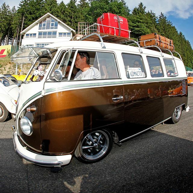 Fab paint job on this Split Screen in the parade at SPA a couple of years ago. #wolfsburgbus #aircooledlife #vwbus <a href="/aircooled/">Aircooled</a>.life ift.tt/33UCwmr