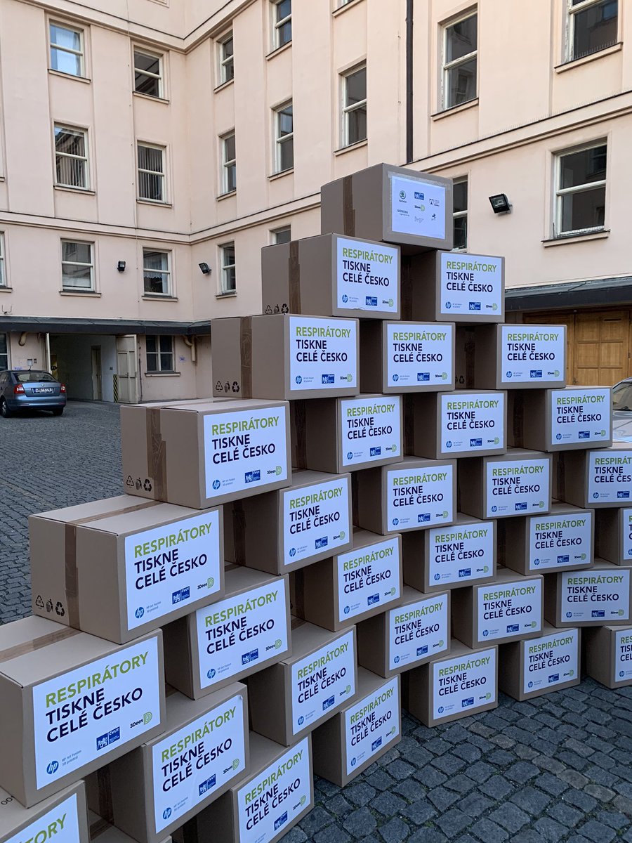 adamvojtech86's tweet photo. A je to tady. Dodávka prvních 600 ks respirátorů nejvyšší kvality pro naše fakultní nemocnice z dílny @CVUTPraha a jeho Start-upu TRIX Connections právě dorazila na @ZdravkoOnline. Od začátku dubna budou vyrábět 500 ks denně a plánují denní kapacitu navýšit. Děkuji za spolupráci. https://t.co/ejtL1EDp0E