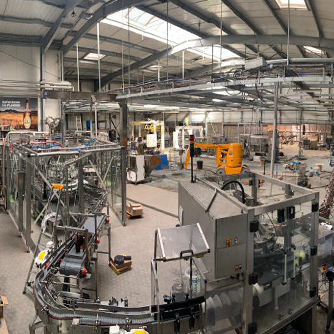 LA VIE CONTINUE 💫 Le personnel "non essentiel" à la continuation de la production reste à la maison, seul le personnel technique est présent pour continuer les travaux de la nouvelle ligne d'embouteillage. Bravo et merci à nos employés et fournisseurs de rendre cela possible 👏