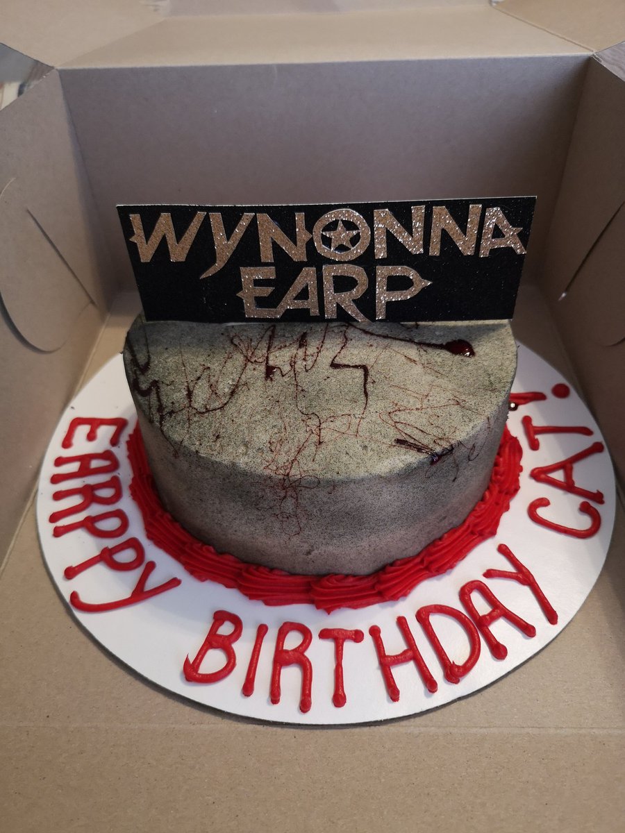 Catmandu73's tweet photo. Just had the best surprise apocalypse delivery. #earppybirthday #WynonnaEarp 
#getfriendslikethis #isolationcake https://t.co/3LOjjNJQ4P