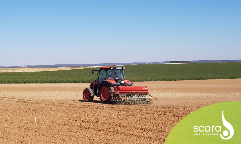 scaracoop's tweet photo. Les agriculteurs de la Scara @scaracoop continuent de cultiver la terre.
#onvousnourrit Les semis d’orges de printemps pour les essais Scara à Mailly-le-Camp. #fiersdecooperer https://t.co/tvtYeF15KY