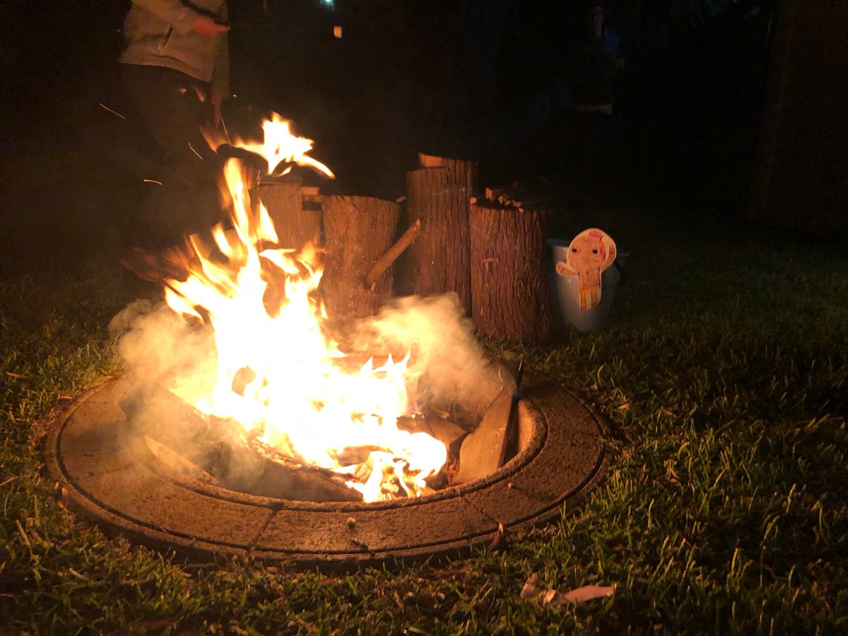 BentoFire's tweet photo. @LTuosto @amandavitalee I helped my host-family build a fire in their front yard today, since I am an expert.  Then we toasted marshmallows. Australians don't know about s'mores though. Please send a recipe. #stuckinAustralia #makingfun https://t.co/8pSkLRdtCd