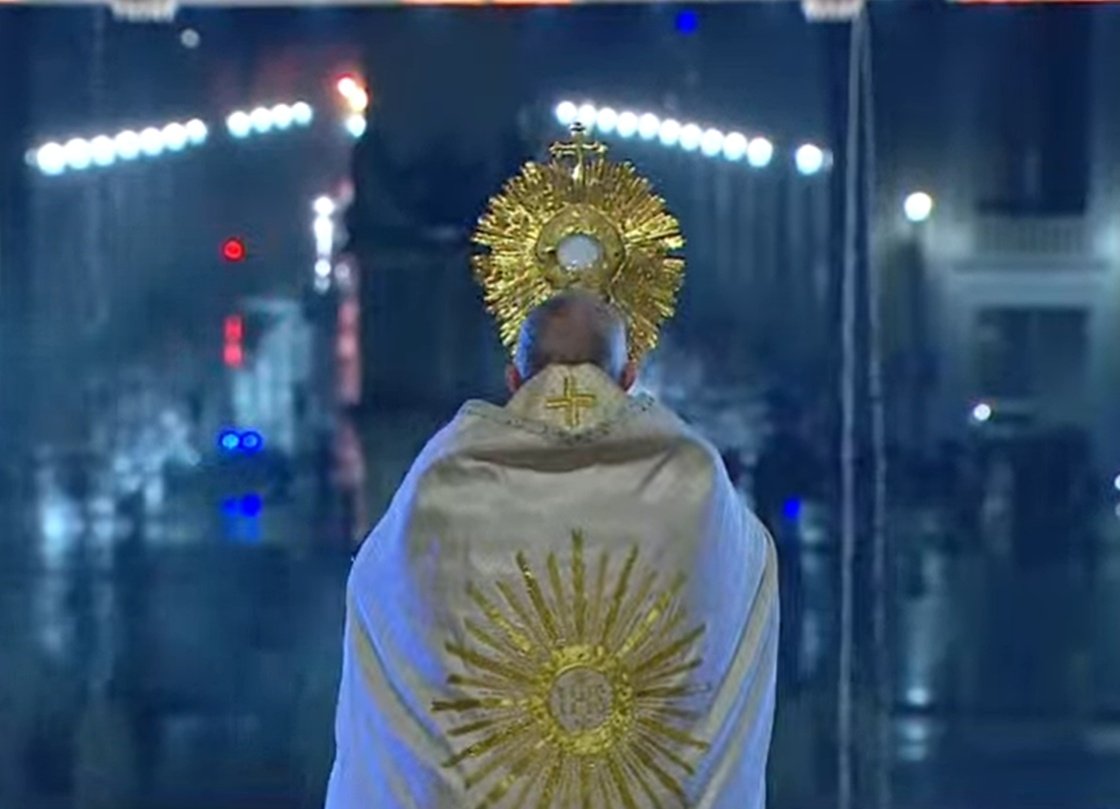 Forse, La foto.
Il Papà concede l'indulgenza plenaria. Solo, al suono delle campane e delle ambulanze.
Dal sagrato della Basilica di San Pietro, sotto la pioggia.
Credenti o meno, questa è Storia.

27 marzo 2020.