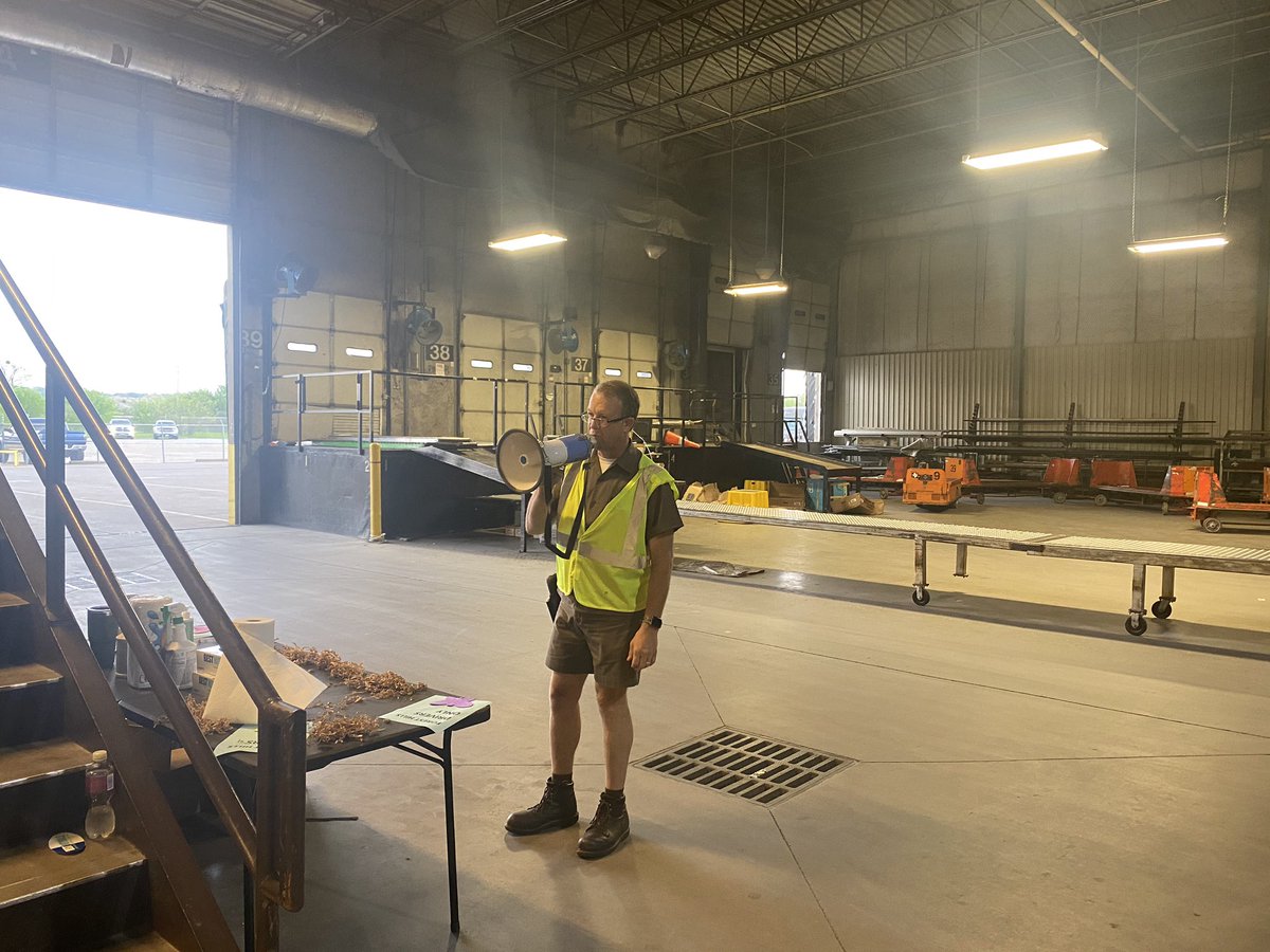 SafetyShae's tweet photo. A special thanks to Benbrook and Forest Hills Drivers , CHSP committee On Road Supervisors Center Management for keeping the equipment clean and a big thanks to @SergioC35892785 @nicholasewest for our supplies to keeping UPS and others safe. Proud to be a UPSERS #UPSersAreThere https://t.co/yhzBpL1E9Y