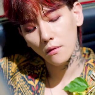 take a closer glance at kokoqueen iconic eye makeup (ft.neck tattoo)