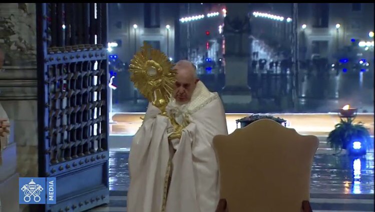 jeanpierredenis's tweet photo. Le vieil homme, le corps du Christ et le poids du monde. 

#pape #UrbietOrbi #COVID https://t.co/z37tk9WiVx