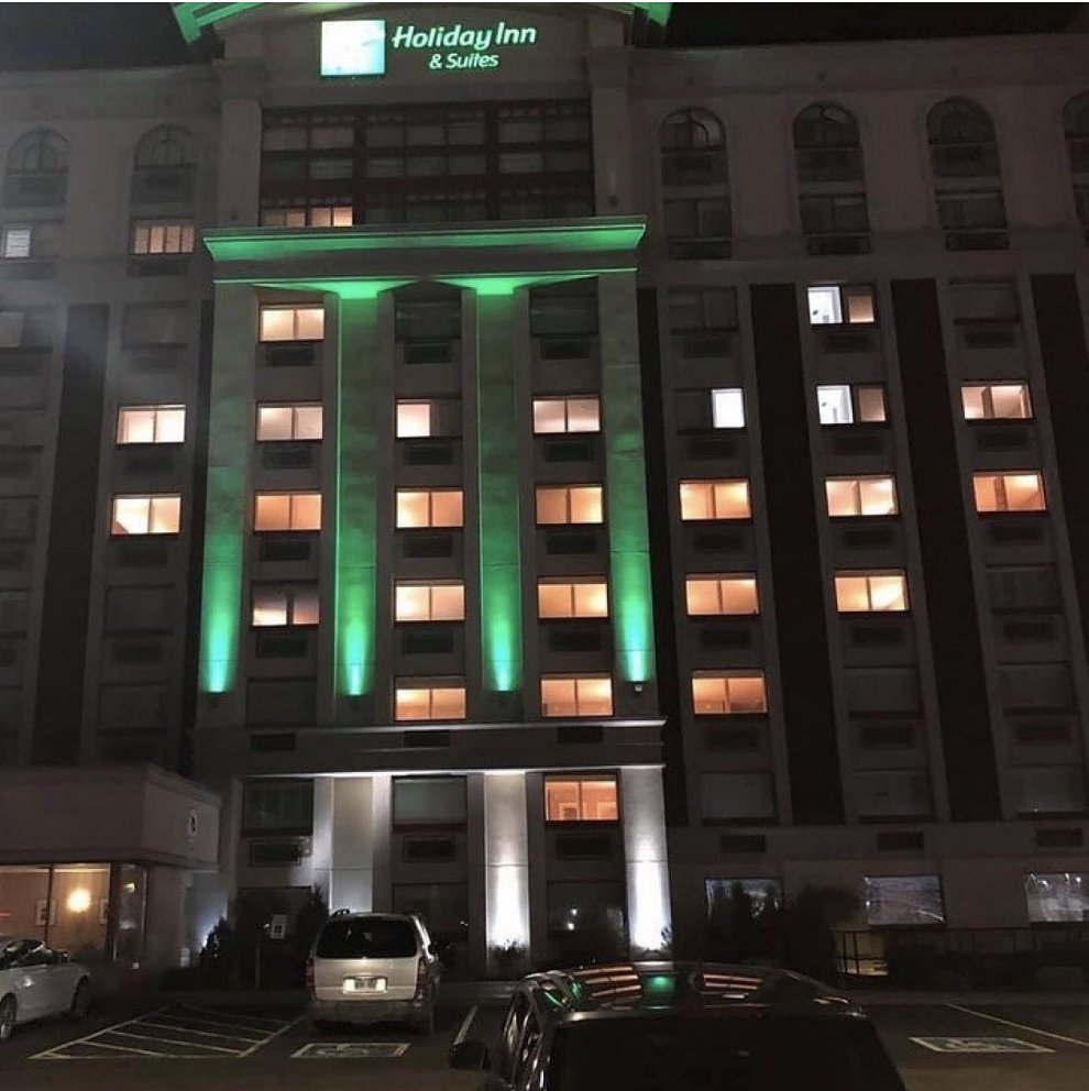 the_GNCC's tweet photo. To show support of Hope and solidarity for the COVID-19 pandemic. @parkwaysocial
Restaurant has been preparing 40 -50 servings of food to @communitycarest. @HeartOfNiagara lit up Holiday Inn &amp; Suites St. Catharines Conf Ctr and Hampton Inn St Catharines Niagara. https://t.co/NlUjQMHOZd
