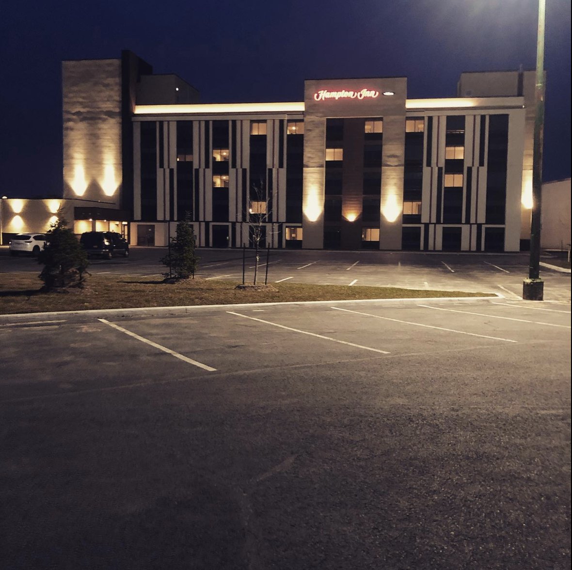 the_GNCC's tweet photo. To show support of Hope and solidarity for the COVID-19 pandemic. @parkwaysocial
Restaurant has been preparing 40 -50 servings of food to @communitycarest. @HeartOfNiagara lit up Holiday Inn &amp; Suites St. Catharines Conf Ctr and Hampton Inn St Catharines Niagara. https://t.co/NlUjQMHOZd