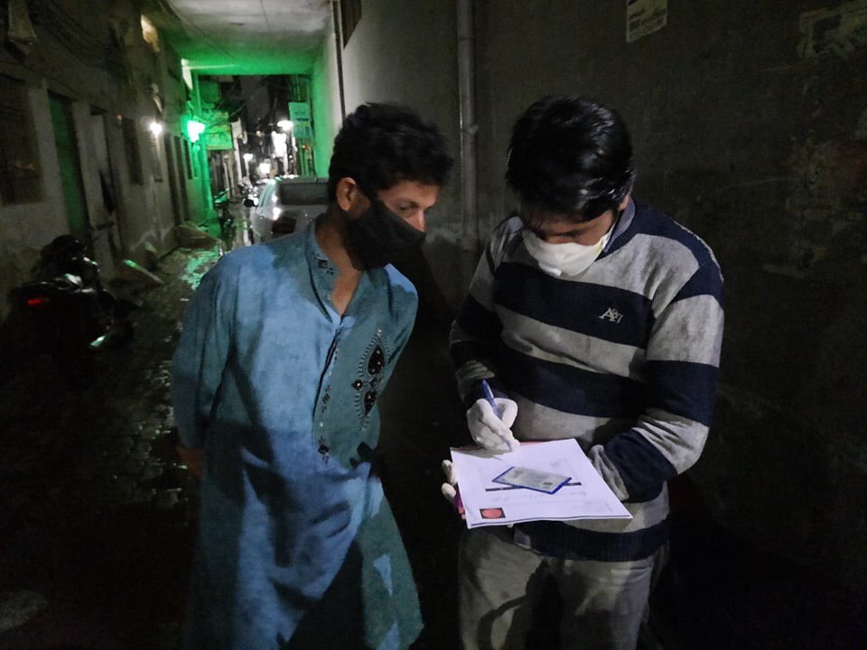 Zahid1_ali's tweet photo. Today, volunteers of @Haqooq_e_Khalq went to distribute rations among workers residing in Chungi Amar Saddu. As usual, we heard tales of cruelty from factory bosses as both salaried workers &amp; contract labourers have not been paid for the lockdown period. #LabourReliefCampaign https://t.co/AMOPodUoP3