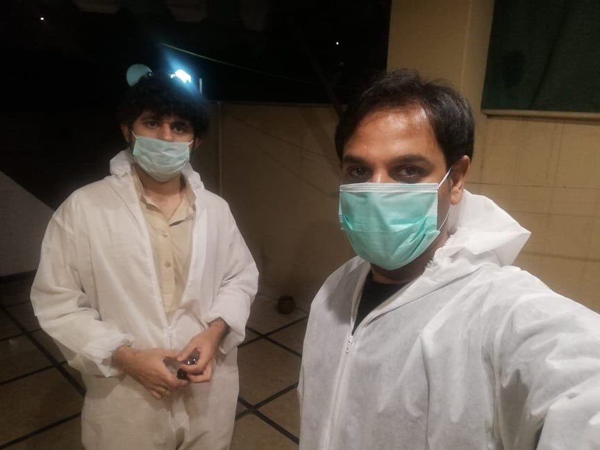 Zahid1_ali's tweet photo. Today, volunteers of @Haqooq_e_Khalq went to distribute rations among workers residing in Chungi Amar Saddu. As usual, we heard tales of cruelty from factory bosses as both salaried workers &amp; contract labourers have not been paid for the lockdown period. #LabourReliefCampaign https://t.co/AMOPodUoP3