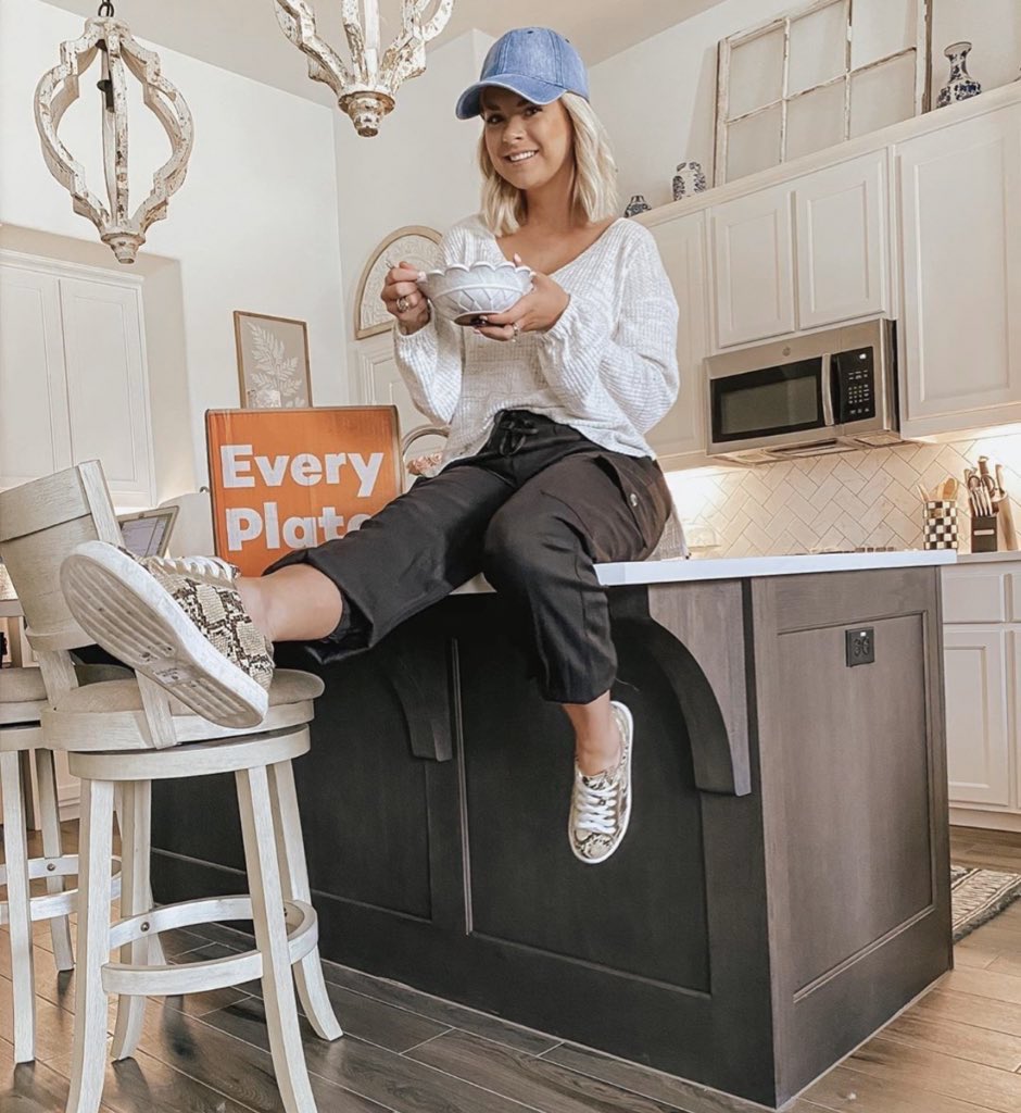 socialite_ca's tweet photo. What do you think of this look? We LOVE IT ♕ Our cozy cargo pants are a must-have transitional closet staple for springtime! Available @nordstrom !! https://t.co/LfxauP7jlh