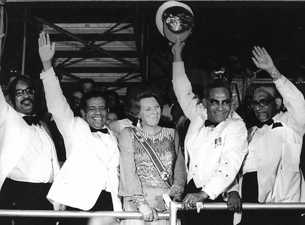 Toutefois le jeune Etat du Suriname va subir plusieurs crises institutionnelles.Les fraudes électorales et la corruption mises en place par le parti au pouvoir, le NPS, vont entraîner un coup d'Etat militaire en 1980.