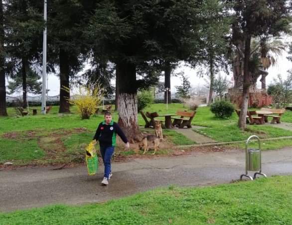 Kafe ve restorantların fazlalık yemeklerinden beslenen sokak hayvanlarının yaşanılan bu süreçte işletmeler kapanınca aç kalma riski doğdu. Bu duruma kayıtsız kalmayıp şehrin ve sahil kesiminin belli noktalarına hayvanlar için yem bıraktık.