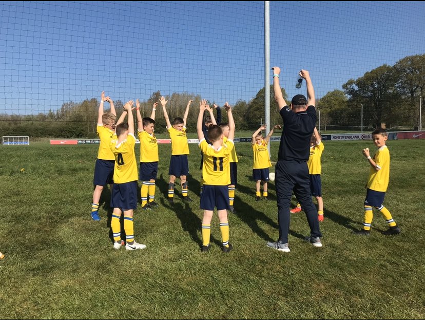 I ask Football players ⚽️ to join the challenge of publishing a photo of them on the field. Just a photo, no caption. The goal is to flood Twitter with positive photos. Please copy the text in your status, post a photo in the field and we are off. Stay safe. 💛💙 @footballdundee