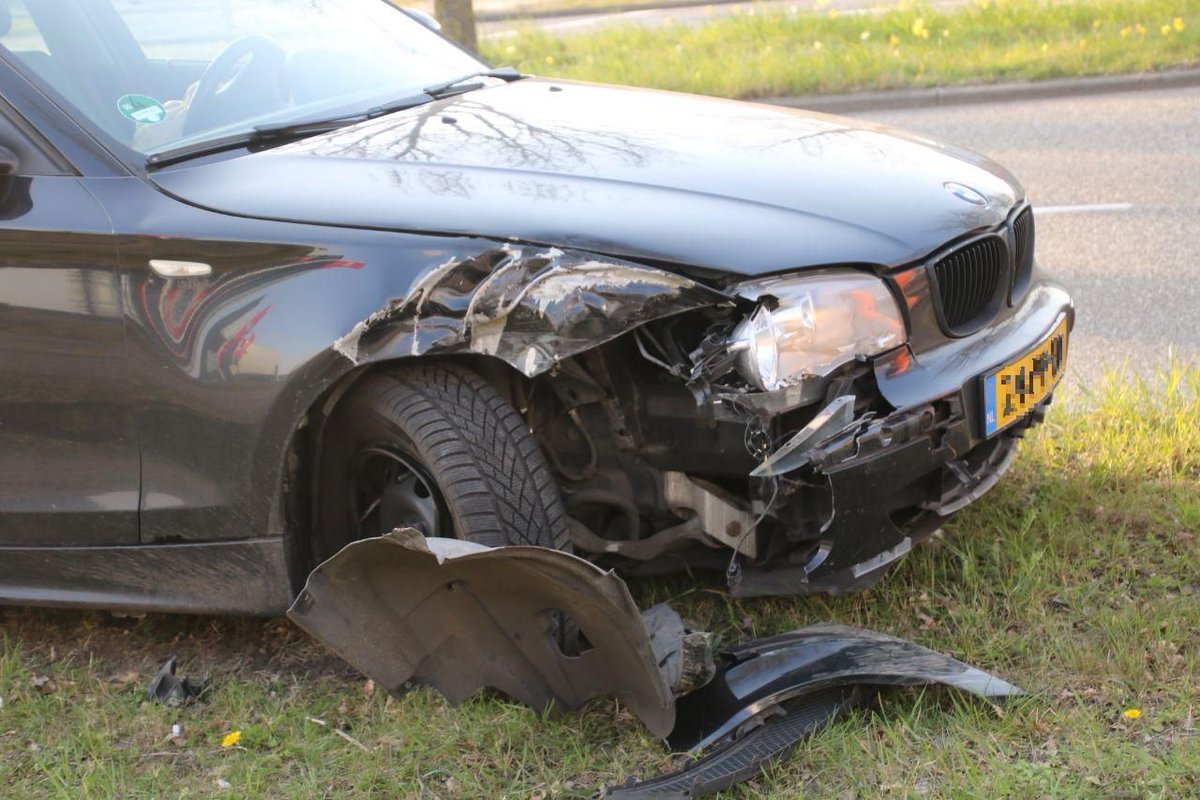 Auto knalt tegen boom bij éénzijdig ongeval in Zwolle .