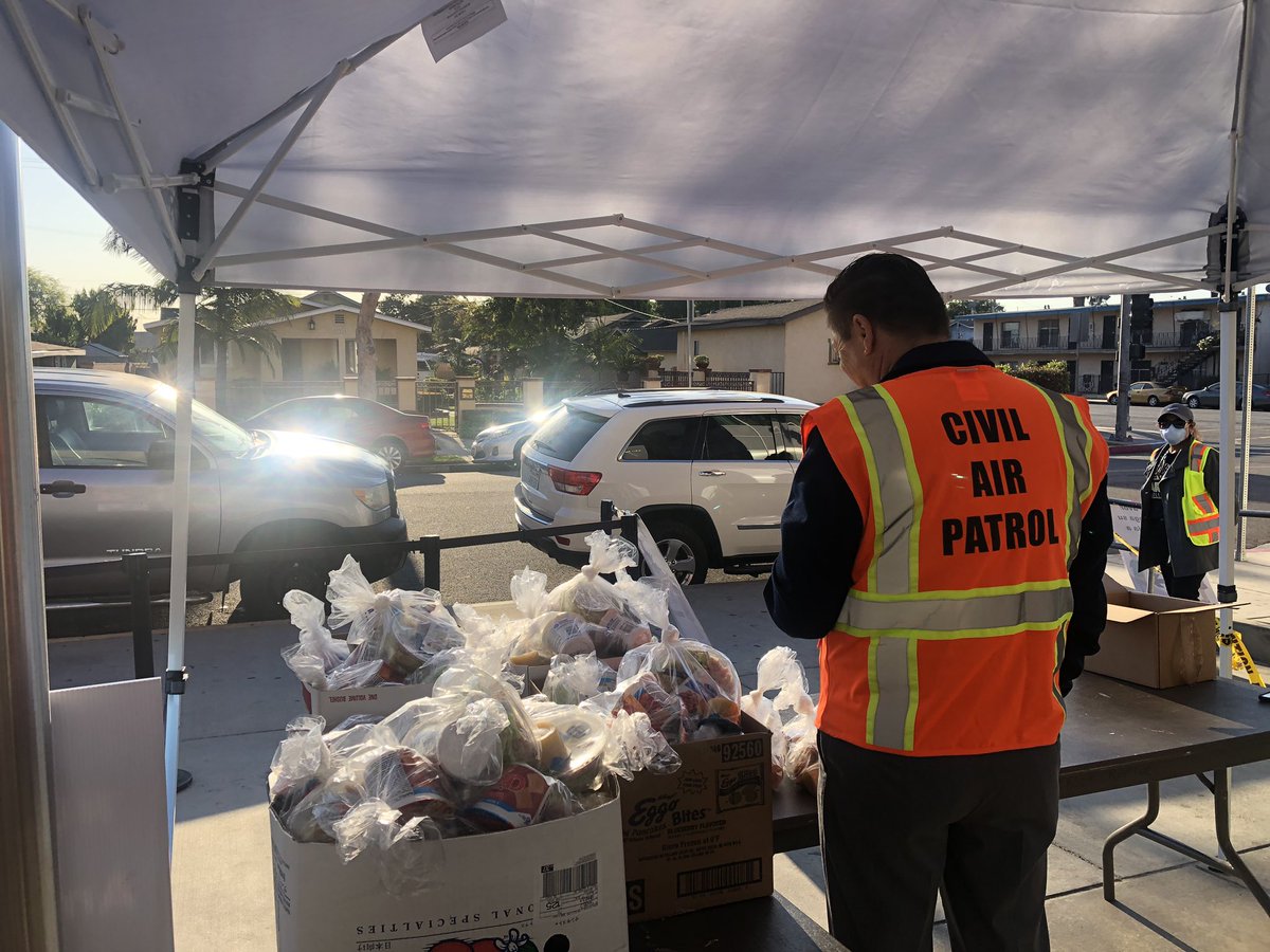HPIAMPrincipal's tweet photo. We distributed 27,371 meals this week to our students and families of HP and LA area. Much ❤️ to the volunteers who hustled with me this week. Adelante! #LASchools #HPIAM #gladiatorinasuit #berelentless #youaregreatnesswaitingtohappen https://t.co/KgRZCW9qS5