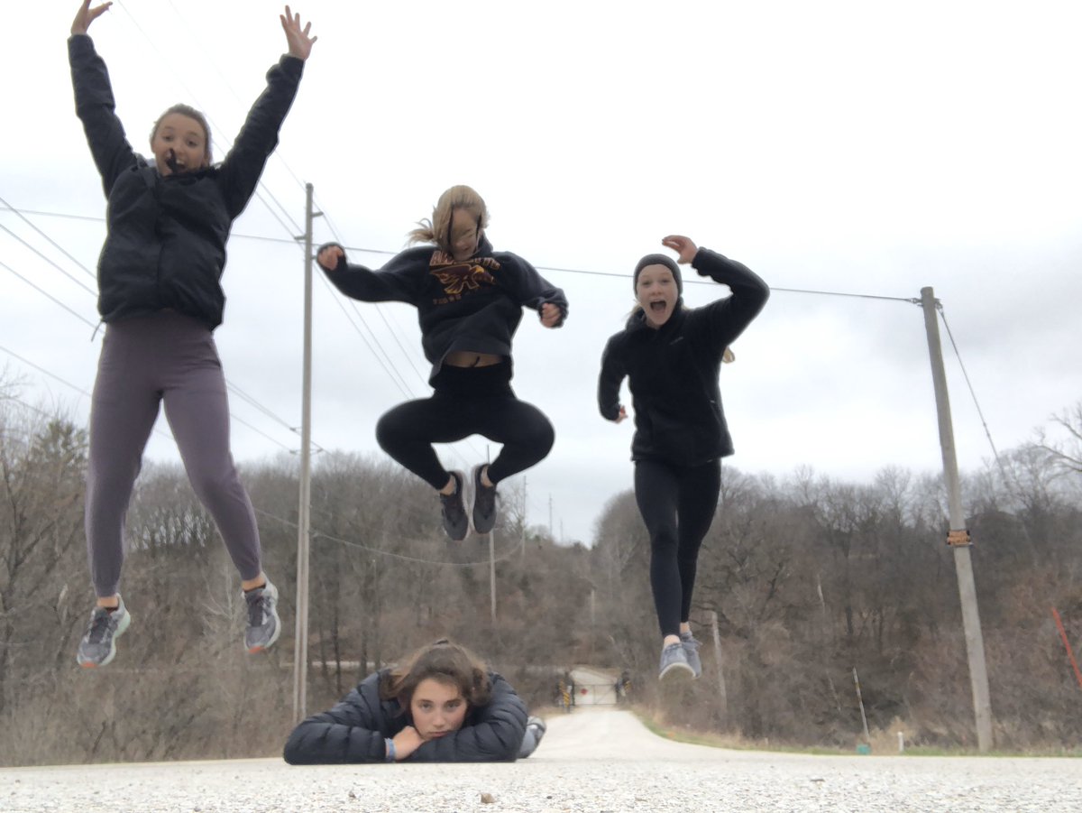 macies19's tweet photo. views from the top🤩 #hawkettesready @ankenytrack @jadynf21 @Fi_Mace @RiesbergRylee https://t.co/NcVGYW9IJ0