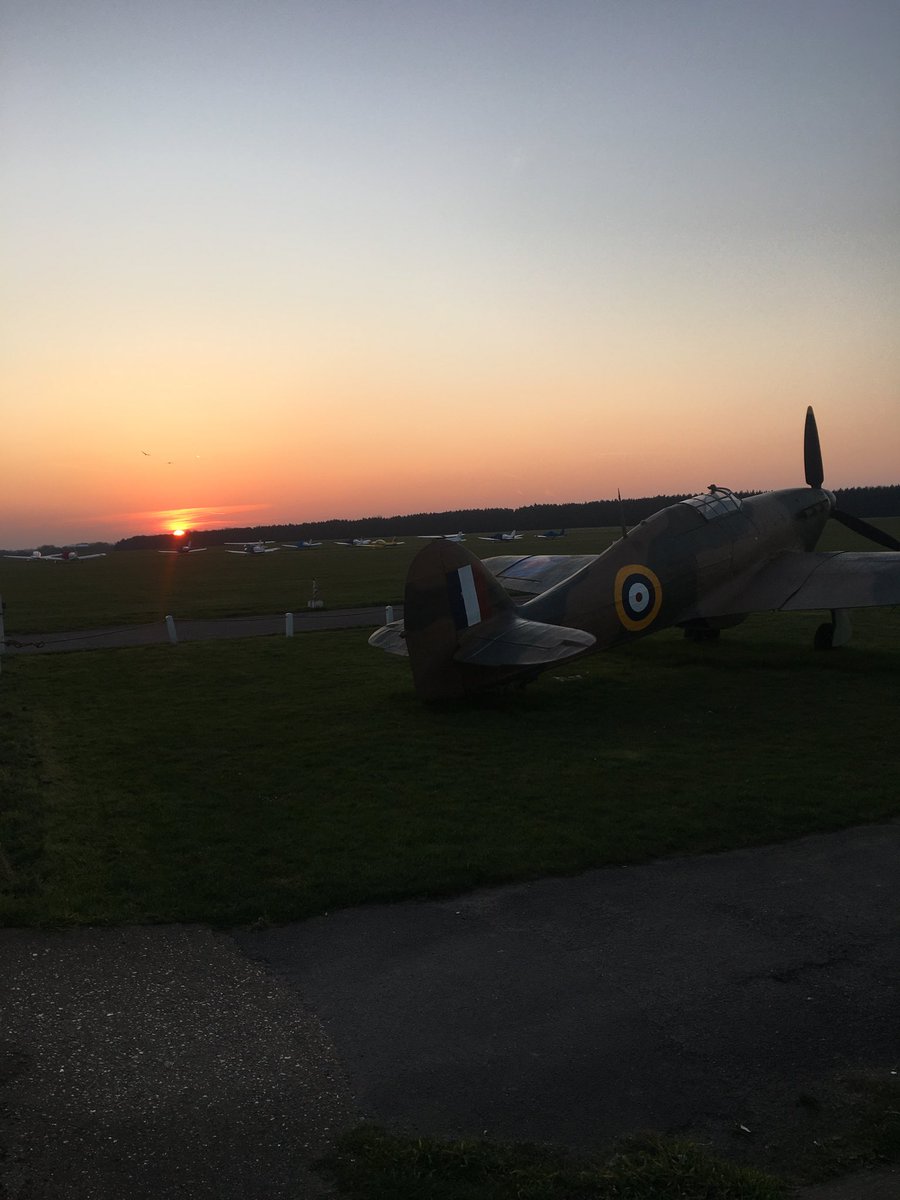 Hammysmith's tweet photo. Even though we are not flying Waltham is still the home of a great sunset #avgeek #aviation #sunsets https://t.co/jwc93kXCym