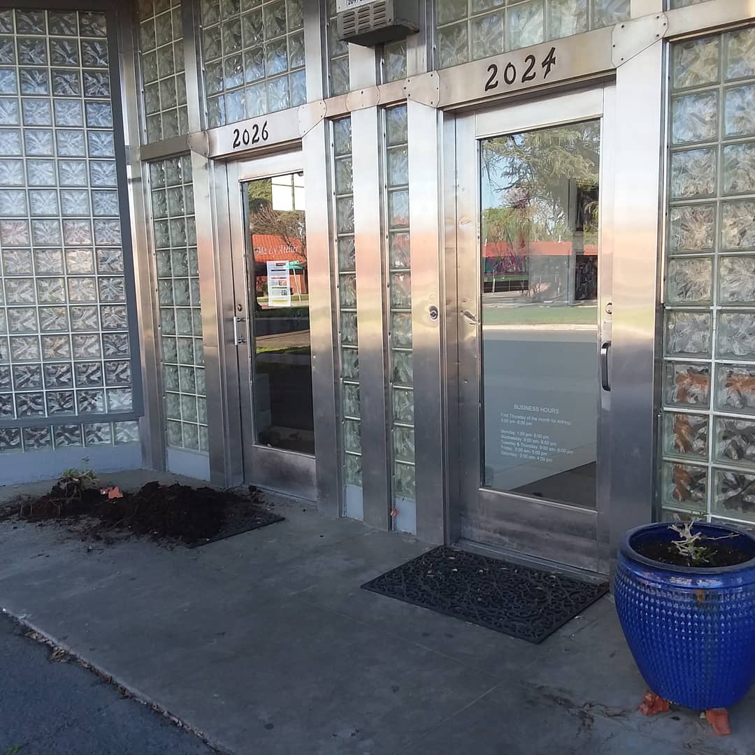FresnoArt's tweet photo. 3/27/20: Dear Karma, we have another client for you! 😫 One of our beautiful large blue pots was stolen last night! Seriously? They dumped the soil and left the plant. We are going to have to bring the other pot inside now.
#vernissagefresnoartgallery https://t.co/8mp4EiSGeK
