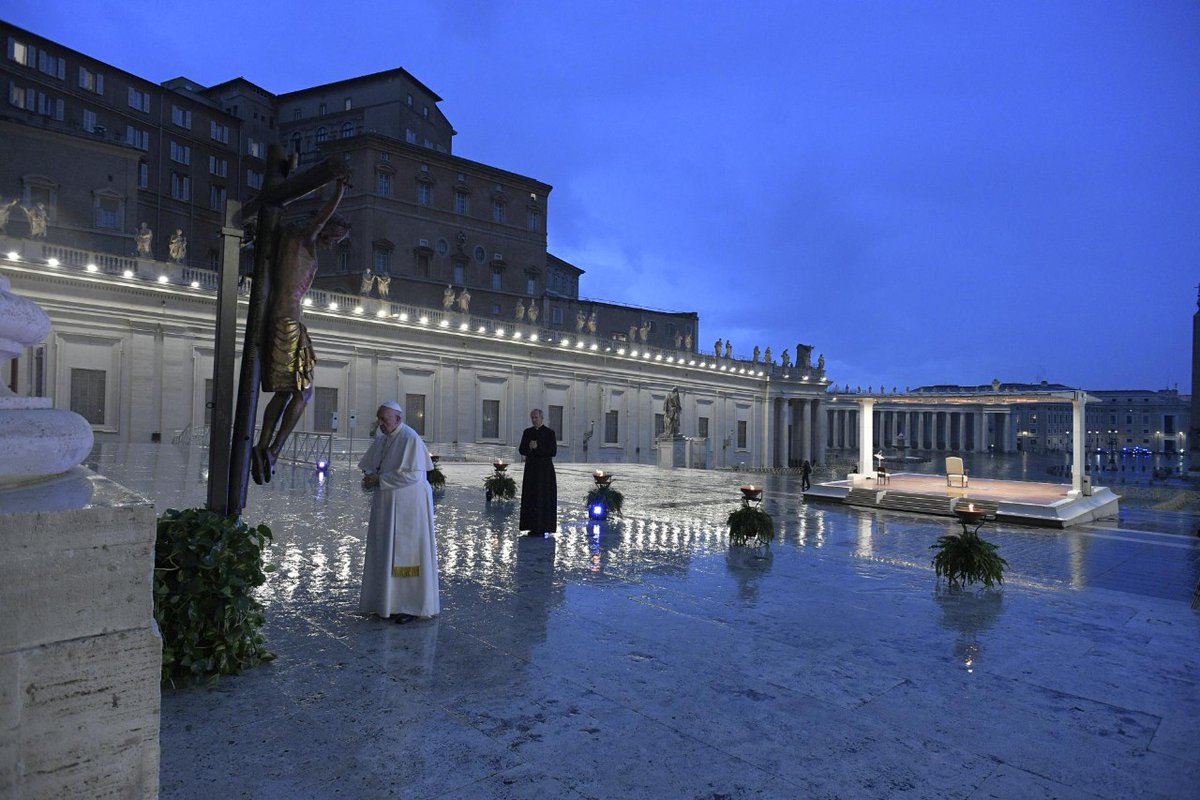 vaticannews_pt's tweet photo. “Há semanas, parece que a tarde caiu. Densas trevas cobriram as nossas praças, ruas e cidades; apoderaram-se das nossas vidas, enchendo tudo de um silêncio ensurdecedor e de um vazio desolador... Nos vimos amedrontados e perdidos”, mas estamos todos no mesmo barco #PapaFrancisco https://t.co/dQNFmsI16T